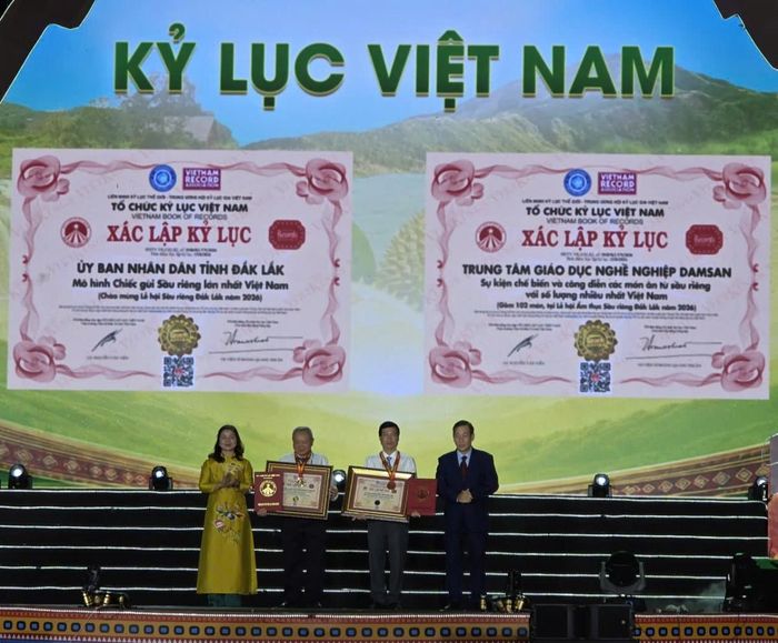  Trao chứng nhận xác lập 2 kỷ lục Việt Nam tại Lễ hội Sầu riêng Đắk Lắk năm 2026. 