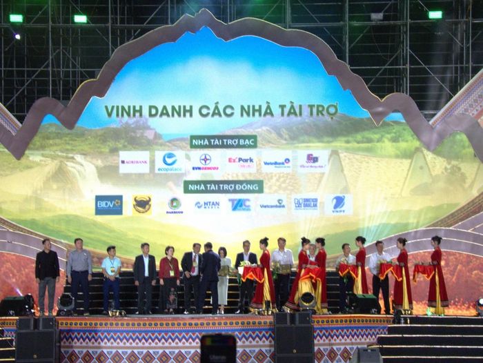  Các đại biểu thực hiện nghi thức vinh danh, tri ân các nhà tài trợ Lễ hội Sầu riêng Đắk Lắk năm 2026. 