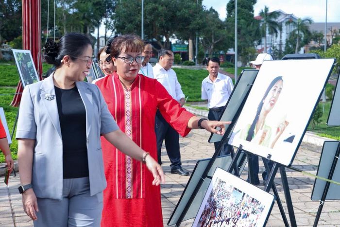 Các đại biểu tham quan các tác phẩm tại triển lãm.