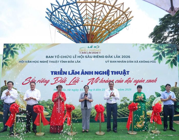 Bà Huỳnh Thị Chiến Hòa – Phó Bí thư Tỉnh ủy và ông Y Nhuân Byă – Phó Chủ tịch UBND tỉnh cùng các đại biểu thực hiện nghi thức khai mạc triển lãm.