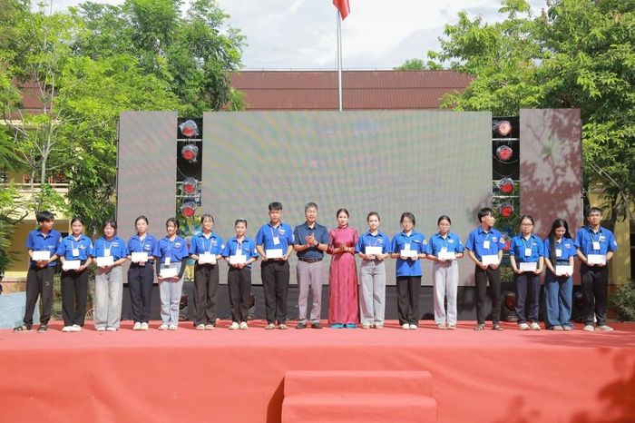 Đoàn Thanh niên phường đã trao tặng 15 suất học bổng cho đoàn viên, thanh niên có hoàn cảnh khó khăn...