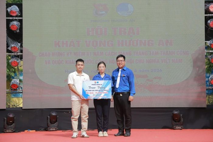 ...và trao tặng một công trình sửa chữa Nhà Đại đoàn kết