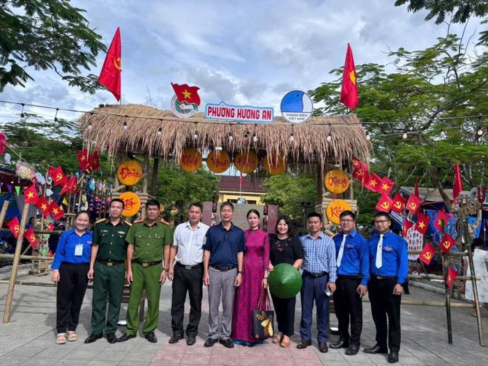 Lãnh đạo địa phương tham gia Hội trại “Khát vọng Hương An” và chụp hình lưu niệm