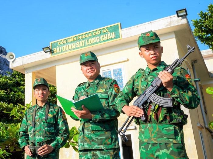 Với Cát Bà lực lượng biên phòng ngoài bảo vệ an ninh quốc gia còn bảo đảm an toàn cho ngư dân và du khách