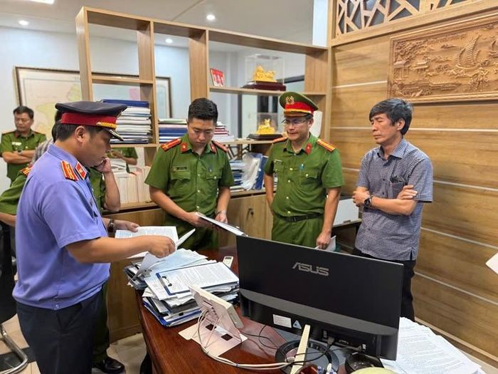 Lực lượng chức năng thi hành lệnh khám xét khẩn cấp