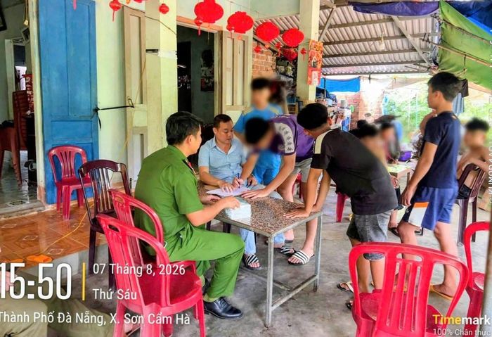 Công an xã Sơn Cẩm Hà kiểm tra, rà soát và test nhanh chất ma túy đối với các trường hợp thuộc diện quản lý, có nguy cơ cao trên địa bàn trong đợt cao điểm phòng, chống ma túy.