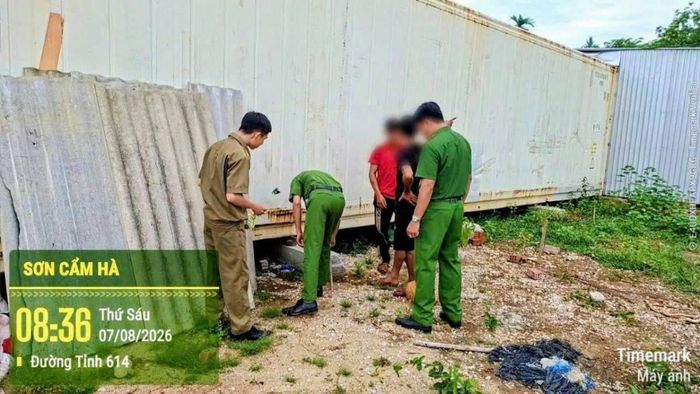 Công an xã Sơn Cẩm Hà tăng cường kiểm tra, rà soát tại các khu vực tiềm ẩn nguy cơ phức tạp về ma túy, góp phần chủ động phát hiện và xử lý vi phạm ngay từ cơ sở.