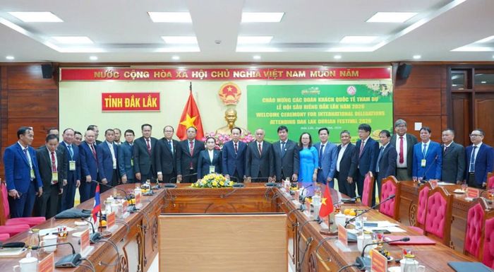  Các đại biểu chụp ảnh lưu niệm tại buổi tiếp và chào xã giao.