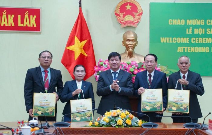  Phó Chủ tịch UBND tỉnh Nguyễn Thiên Văn tặng quà lưu niệm cho Đoàn đại biểu 4 tỉnh Nam Lào. 