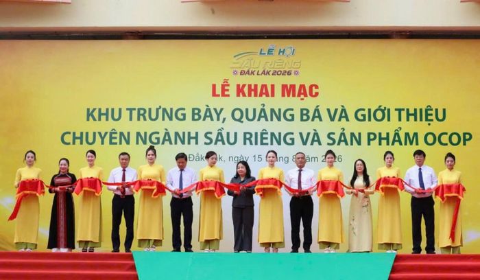Các đại biểu thực hiện nghi thức cắt băng khai mạc Khu trưng bày, quảng bá và giới thiệu chuyên ngành sầu riêng và sản phẩm OCOP, ngày 15/8.
