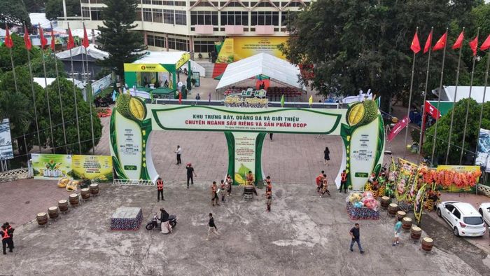 Cổng chính của khu trưng bày, quảng bá và giới thiệu chuyên ngành sầu riêng và sản phẩm OCOP tại Lễ hội Sầu riêng Đắk Lắk 2026.