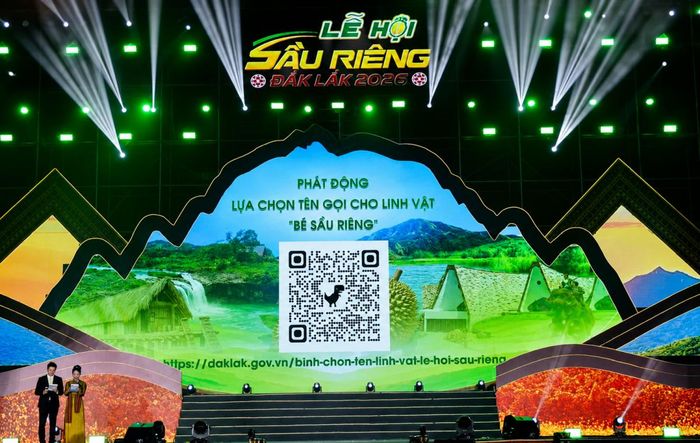 Sân khấu Lễ hội Sầu riêng Đắk Lắk 2026 với hoạt động phát động lựa chọn tên gọi cho linh vật “Bé Sầu riêng”.