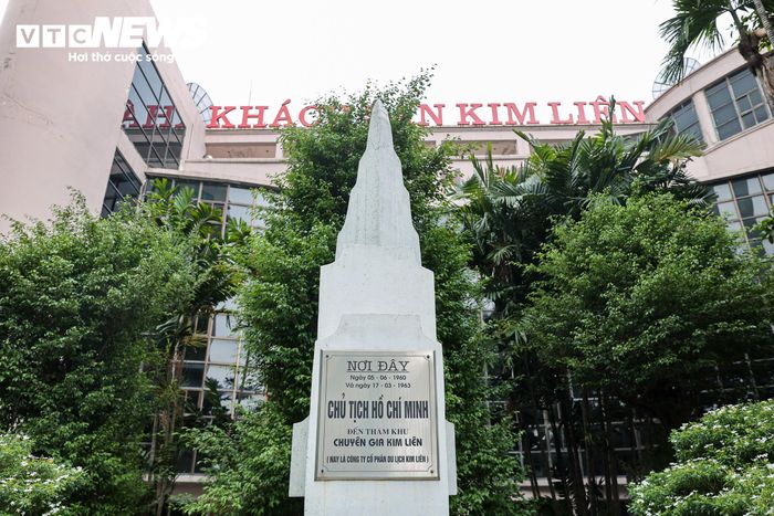 Khách sạn Kim Liên được thành lập năm 1961, tiền thân là khách sạn Bạch Mai. Sau đó, nơi đây mang tên Khách sạn Chuyên gia Kim Liên, trực thuộc Văn phòng Phủ Thủ tướng (nay là Văn phòng Chính phủ), với chức năng phục vụ các chuyên gia nước ngoài đến làm việc tại Việt Nam. Về sau, khách sạn mở rộng hoạt động, phục vụ thêm nhiều nhóm khách hàng.
