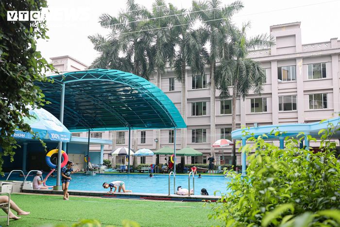 Khách sạn Kim Liên còn là địa điểm tổ chức nhiều hội nghị, sự kiện trong nước và quốc tế, cùng hệ thống tiện ích như sân tennis, bể bơi, phòng xông hơi, massage và bãi đỗ xe.