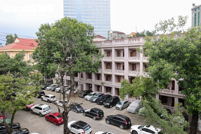 Theo phương án của liên danh, dự án dự kiến khởi công vào ngày 2/9/2026 và hoàn thành trong quý III hoặc quý IV/2030. Tuy nhiên, mốc thời gian này còn phụ thuộc vào quá trình xem xét, chấp thuận chủ trương đầu tư, quy hoạch cũng như các thủ tục pháp lý liên quan của cơ quan có thẩm quyền.