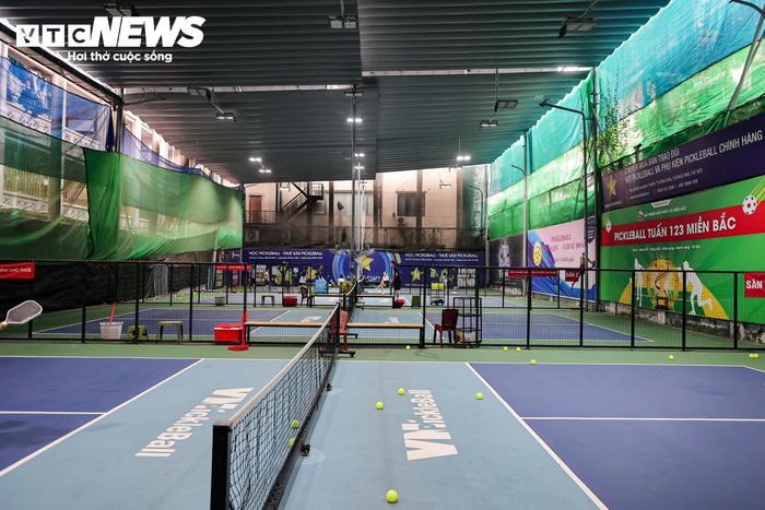 Bên trong khuôn viên, nhiều diện tích cũng được cho thuê làm quán cà phê, nhà hàng, sân pickleball và các loại hình kinh doanh, giải trí khác. 