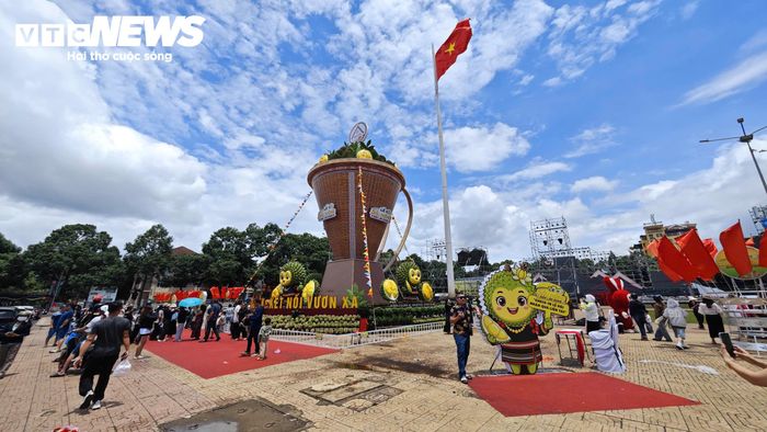 Giữ dáng chiếc gùi truyền thống, công trình được cách điệu với phần miệng rộng và thân thuôn dần, tạo cảm giác như một chiếc gùi thực sự được phóng lớn.