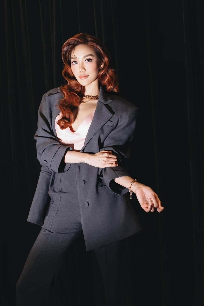 Tham dự event vừa qua, Lan Khuê thu hút sự chú ý khi chọn bộ vest xám phối bra top hồng. Mẹ một con trang điểm tông nude, nhấn mắt và môi, kết hợp tóc xoăn vào nếp. Người đẹp nâng tầm diện mạo với trang sức Tiffany & Co. trị giá hơn 2,8 tỷ đồng.