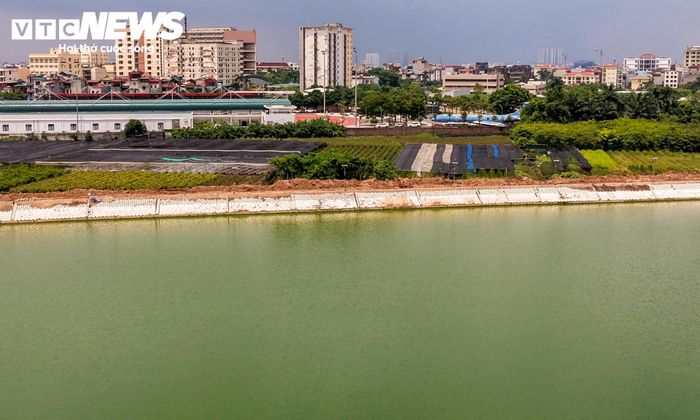 Từ trên cao, lòng hồ nằm giữa khu dân cư, các tuyến đường giao thông và một số diện tích đất nông nghiệp. 