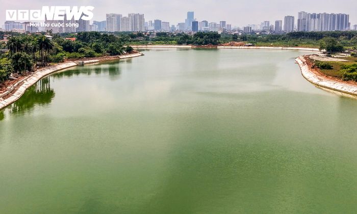 Hồ được kết nối với hệ thống tiêu thoát nước của khu vực. Các tuyến cống từ đường trục Tây Thăng Long, khu vực Phố Viên và tuyến tiêu nước được bố trí để đưa nước về sông Nhuệ. Thành phố xác định công trình sẽ tạo thêm một hướng tiêu thoát nước thứ cấp, giúp giảm áp lực cho hệ thống hiện hữu khi mưa lớn.