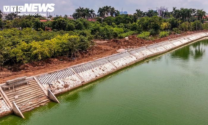 Để hình thành lòng hồ theo cao độ thiết kế, dự án phải đào khoảng 730.000 m³ đất. Tuyến kè bao quanh hồ có tổng chiều dài khoảng 1.952 m. 