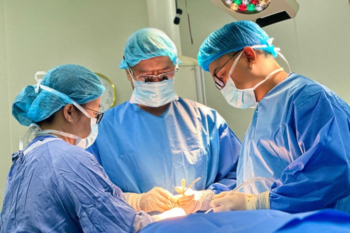 Bác sĩ xử trí tổn thương cho trẻ. (Ảnh: BVCC)