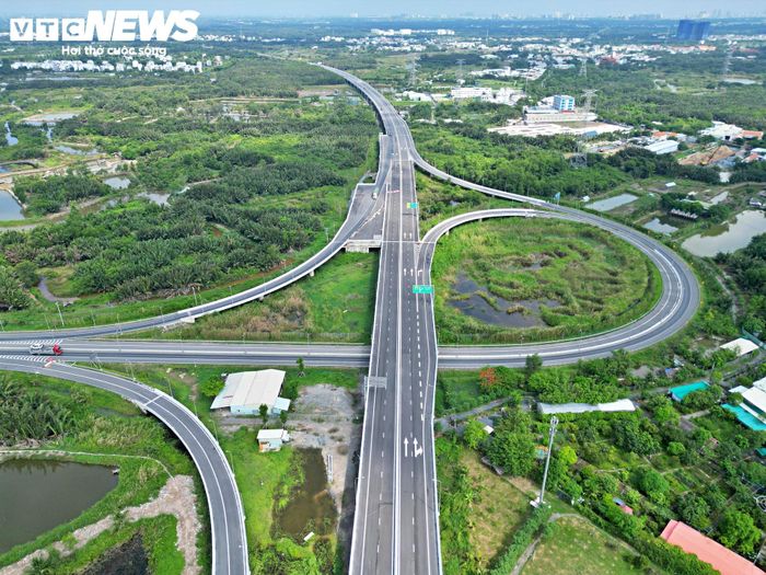 Theo Tổng công ty Đầu tư phát triển đường cao tốc Việt Nam (VEC), các vướng mắc của dự án cơ bản được giải quyết từ tuần đầu tháng 8. Sản lượng thi công toàn tuyến hiện đạt 99% giá trị hợp đồng.