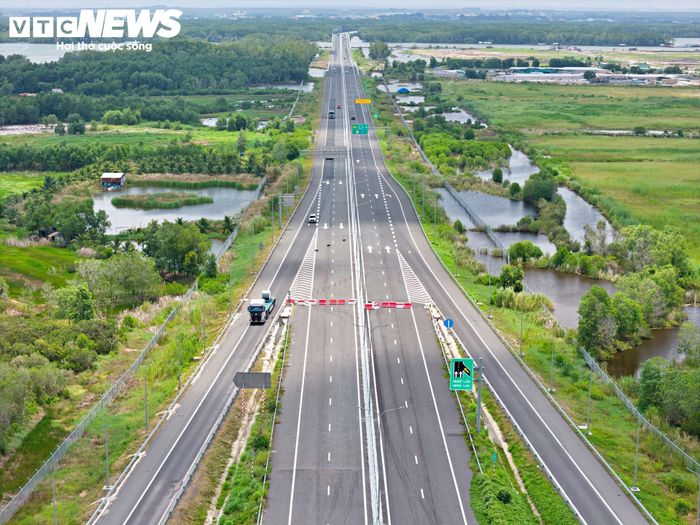 Ở phía đông, đoạn tuyến dài 7 km của cao tốc Bến Lức - Long Thành cũng được thông xe, đưa vào khai thác từ tháng 2/2025.