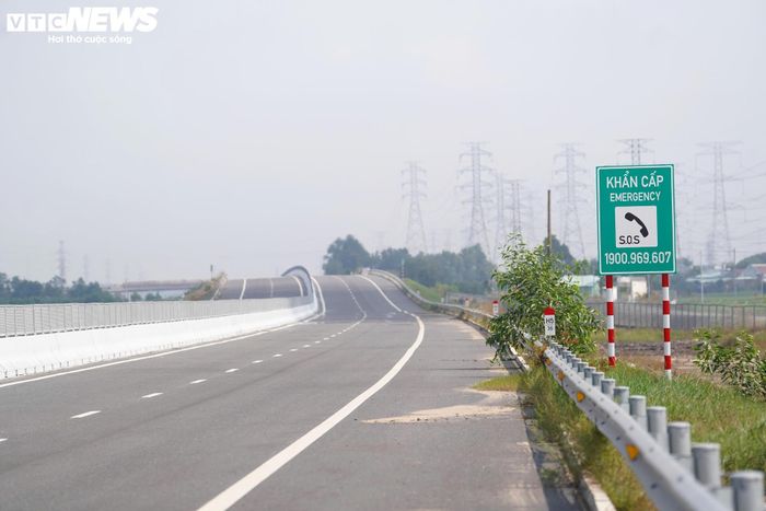 Trong khi đó, đoạn đường dài gần 20 km từ nút giao Phước An đến đường dẫn cầu Phước Khánh (xã Vĩnh Thanh, Đồng Nai) hoàn thành nhưng chưa thể khai thác do chưa có kết nối giao thông. Chủ đầu tư và các nhà thầu đang tập trung thi công những hạng mục còn lại, đặt mục tiêu thông xe toàn tuyến trong tháng 9.
