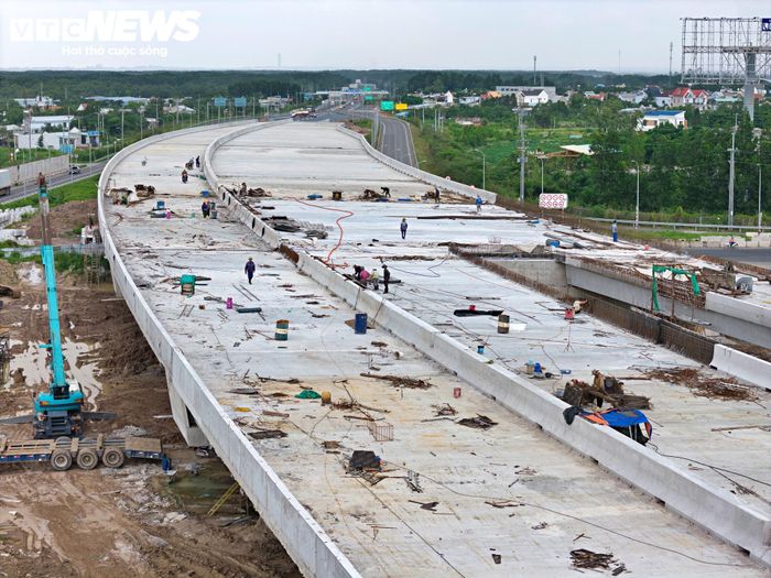 Tại điểm cuối dự án, gói thầu XL-NG51 đang được triển khai để hoàn thiện kết nối với cao tốc Biên Hòa - Vũng Tàu và Quốc lộ 51. Hạng mục này dự kiến hoàn thành vào cuối tháng 8.