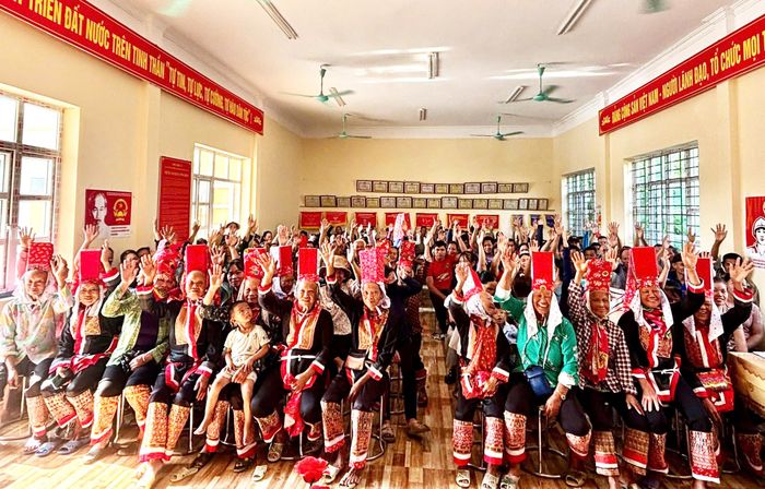 174 nơi biểu quyết bầu người đứng đầu thôn, bản, tổ dân phố bằng hình thức giơ tay trực tiếp. (Ảnh: Thanh Tùng)