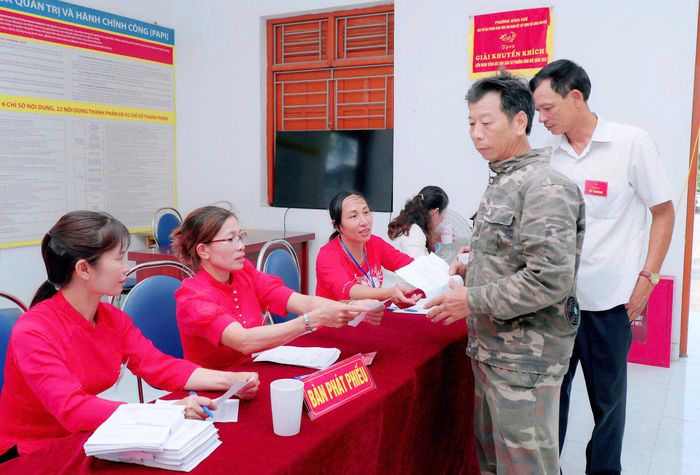 Cử tri được phát phiếu để lựa chọn người đứng đầu thôn, bản, khu phố. (Ảnh: Thanh Tùng)
