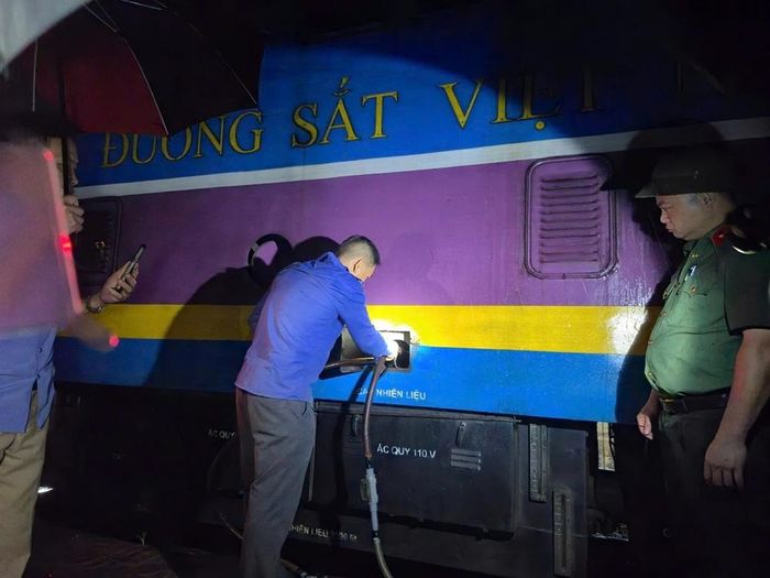 Cơ quan Công an bắt giữ Nguyễn Đình Kiên và các đối tượng trong lúc đang hút trộm hàng trăm lít dầu từ tàu D19E978 tại Ga Vinh