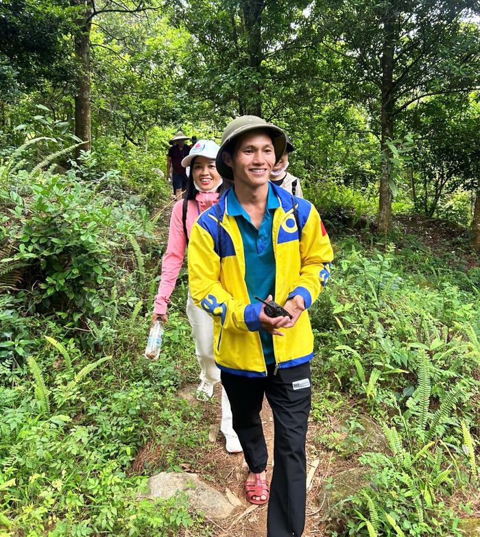 Anh Triệu Văn Long, người Dao trong hành trình hướng dẫn cả đoàn men theo đường rừng để lên đỉnh Cao Xiêm. (Ảnh: Chu Linh)