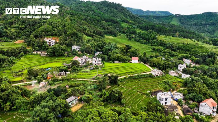 Những mái nhà thấp thoáng xen kẽ các thửa ruộng bậc thang tại thôn Ngàn Mèo tạo lên bức tranh phong cảnh ấn tượng với du khách. (Ảnh: Hoàng Đức Bằng)