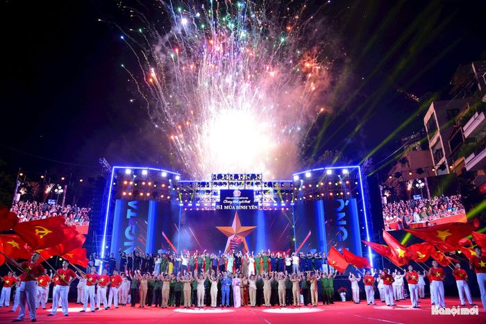 Pháo hoa rực sáng trên nền trời Thủ đô trong chương trình nghệ thuật chính luận “81 mùa bình yên”