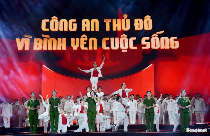 Chương trình được kết cấu thành 3 chương nghệ thuật: “Dòng chảy bình yên”, “Giữ bình yên Thủ đô” và “Bình yên trong kỷ nguyên mới”, đưa khán giả đi từ chiều sâu văn hiến, truyền thống đến những chiến công, hy sinh và sự tiếp nối của Công an Thủ đô trong thời đại mới