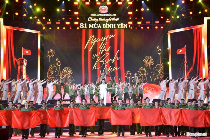 Một trong những nét đặc biệt của “81 mùa bình yên” là hồ Hoàn Kiếm, tượng đài “Cảm tử cho Tổ quốc quyết sinh” và phố Đinh Tiên Hoàng được khai thác như một phần không thể tách rời của tác phẩm.
