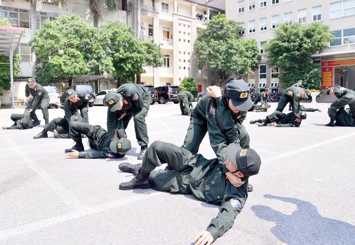 Cán bộ, chiến sĩ luyện tập các phương án chiến đấu, qua đó rèn kỹ năng, bản lĩnh và khả năng phản ứng nhanh trước những tình huống phức tạp.