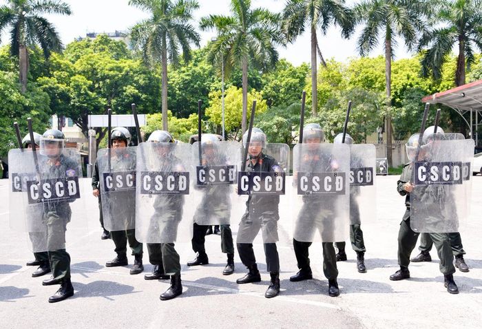 Một tổ công tác thực hành phối hợp theo đội hình, bảo đảm từng động tác được thực hiện thống nhất, chính xác, thể hiện tính kỷ luật cao của lực lượng Cảnh sát cơ động đặc nhiệm.