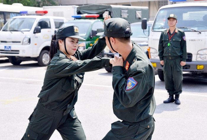 Nữ Đại úy Đậu Thị Thủy, “bóng hồng thép” của Cảnh sát cơ động đặc nhiệm, hăng say tập luyện, sẵn sàng thực hiện những nhiệm vụ được giao.