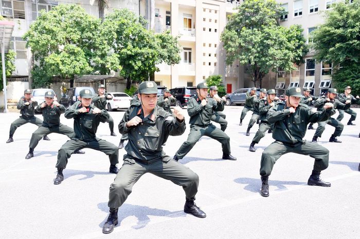 Các chiến sĩ thực hiện động tác khởi động, rèn luyện thể lực, duy trì sức bền và khả năng cơ động, đáp ứng yêu cầu nhiệm vụ trong mọi tình huống.