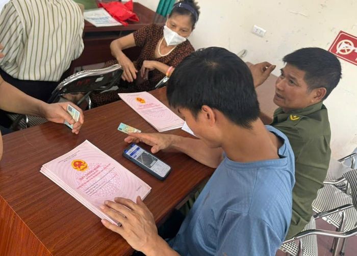 Xã Ứng Hòa huy động lực lượng hỗ trợ Chi nhánh Văn phòng đăng ký đất đai khu vực làm sạch dữ liệu đất đai, phần đấu hoàn thành trước ngày 30-8. Ảnh: Đức Duy