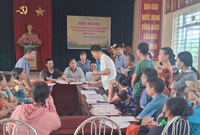 Được tuyên truyền từ trước nên người dân xã Ứng Hòa đã tích cực hưởng ứng, mang sổ đỏ, căn cước công dân đến nhà văn hóa các thôn để làm sạch dữ liệu đất đai. Ảnh: Đức Duy