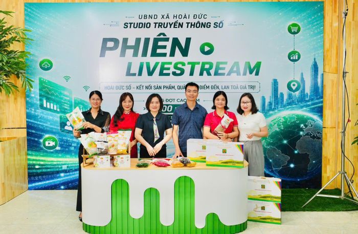 Thông qua các phiên livestream, người tiêu dùng có thể tiếp cận nhiều hơn với các sản phẩm OCOP và sản phẩm truyền thống của xã Hoài Đức. Ảnh: ĐH