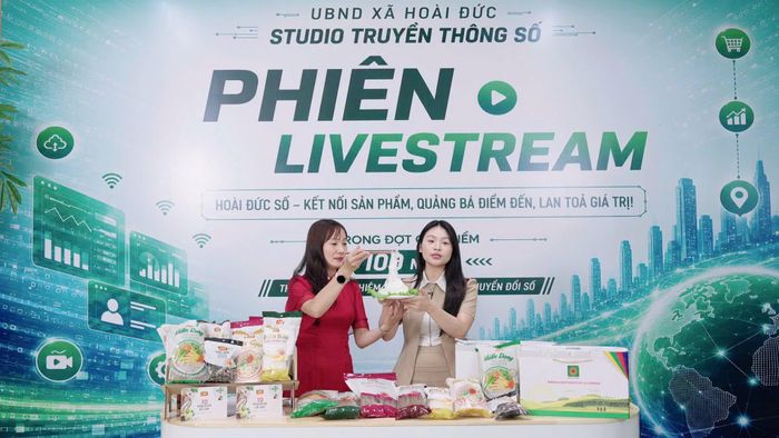 Các sản phẩm OCOP 4 sao như miến dong, miến khoai lang, miến khoai tây, miến dong sợi rút, bún gạo… lần lượt được giới thiệu tới người xem. Ảnh: ĐH