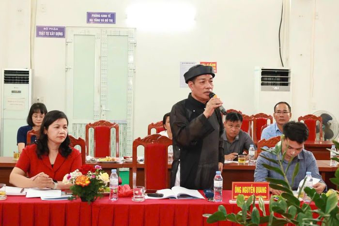Người dân địa phương chia sẻ những ký ức, phong tục và giá trị văn hóa gắn với Đền Hải Hạc tại hội thảo. Ảnh: TH