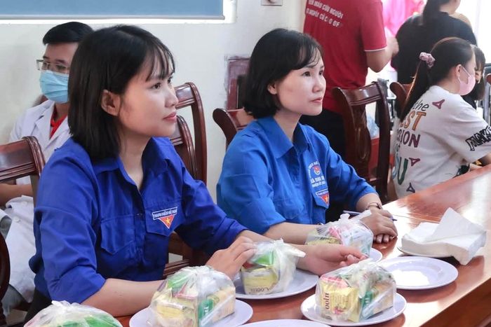 Đến việc chuẩn bị, trao gửi mỗi suất ăn nhẹ đến tận tay người hiến máu… Ảnh: PV