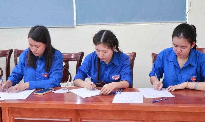 Ngày hội hiến máu tình nguyện được lan toả không chỉ nhờ tinh thần tương thân tương ái, mà còn bởi khâu tổ chức chu đáo từ việc hướng dẫn người tham gia hiến máu… Ảnh: PV