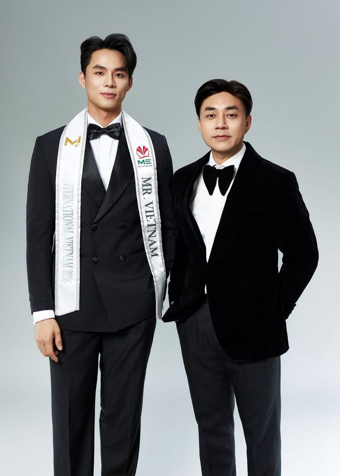 Giám đốc Quốc gia Mister International Vietnam Đỗ Kim Khánh đánh giá cao những lợi thế của Vũ Linh. Ảnh: NVCC